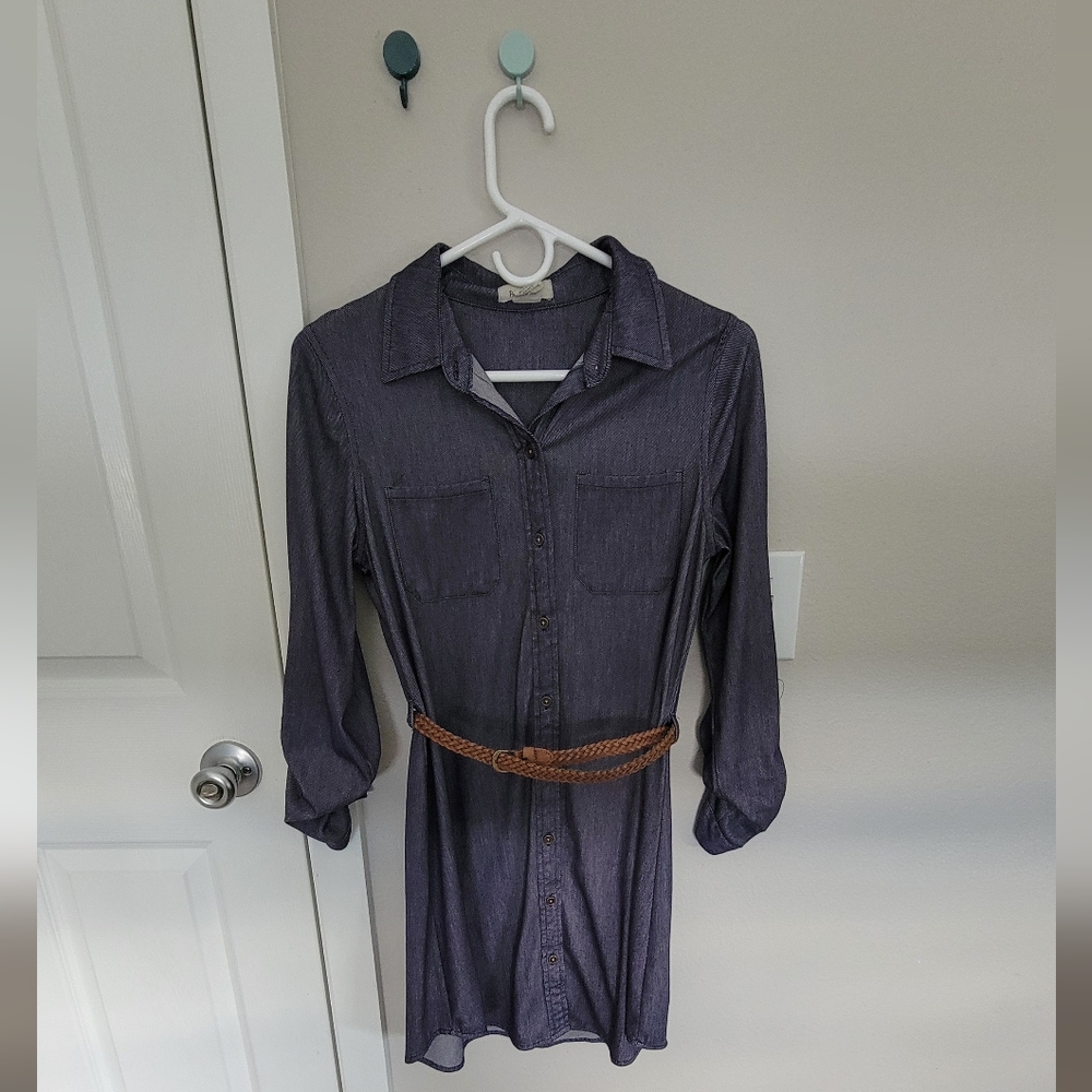Long sleeve dress fits like a size small, comes with a belt